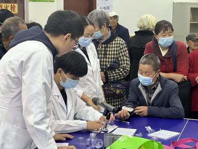 漢濱區(qū)新城社區(qū)衛(wèi)生服務(wù)中心開(kāi)展重點(diǎn)人群健康體檢暨健康咨詢服務(wù)